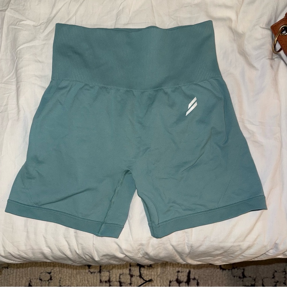 DOYOUEVEN Women's High-Waisted Teal Shorts size large